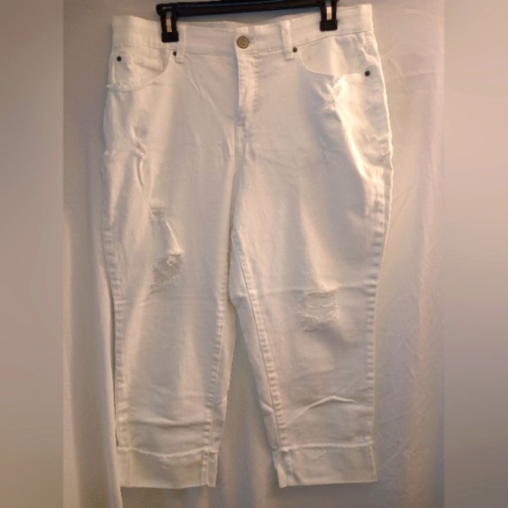 Woman's White Capri jeans